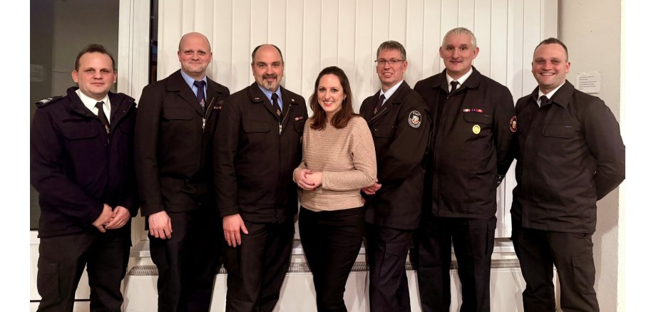 Das Bild zeigt von links nach rechts: Markus Ritter (stv. Stadtbrandinspektor), Benjamin Freiter, Alexander Hitz (Vorsitzender FF Reichelsheim), Bürgermeisterin Lena Herget, Florian Wilhelm (stv. Wehrführer und Vereinsvorsitzender FF Heuchelheim), Oliver Günther (Wehrführer und Vereinsvorsitzender FF Heuchelheim), Nicklas Rodriguez (Stadtbrandinspektor).