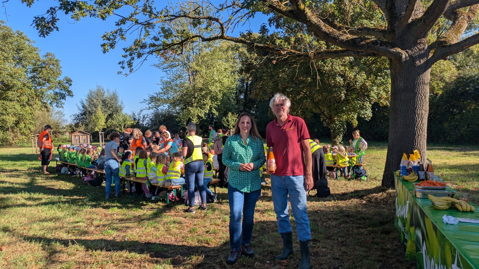 Bürgermeisterin Lena Herget und Thomas Wolff – Geschäftsleiter Querbeet auf der Streuobstwiese der Gemeinde.
