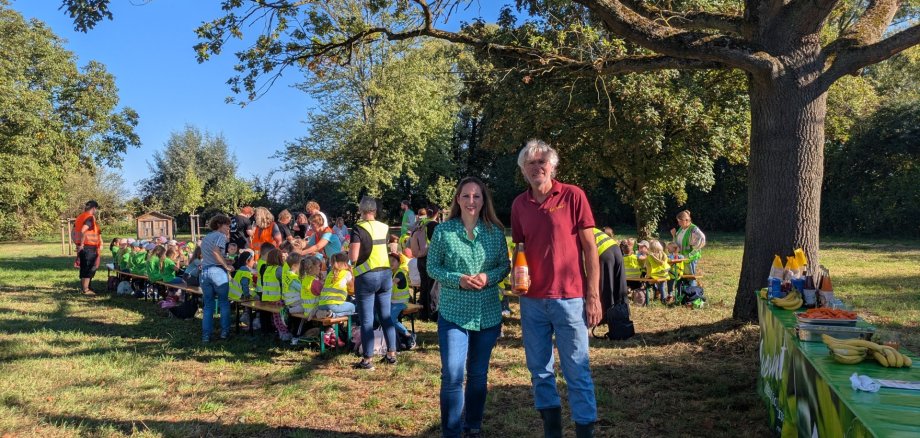 Gesunde Tradition: Bio-Frühstück für rund 200 Kita-Kinder auf der Streuobstwiese Bürgermeisterin Lena Herget und Thomas Wolff – Geschäftsleiter Querbeet auf der Streuobstwiese der Gemeinde.