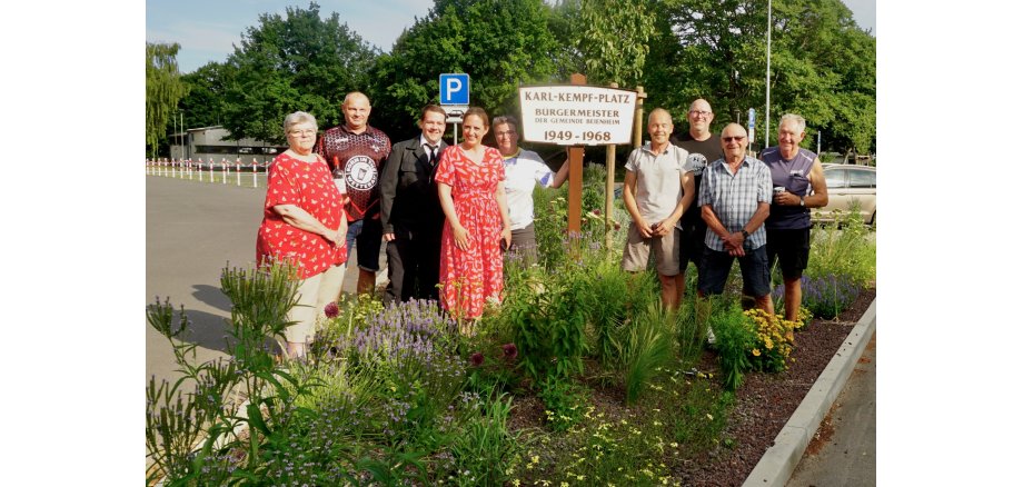 Gruppenbild Gemeinsam haben Bürgermeisterin Lena Herget, Stefan Bischoff von der städtischen Bauverwaltung und Vertreter der Beienheimer Vereinswelt das Karl-Kempf-Schild wieder aufgestellt