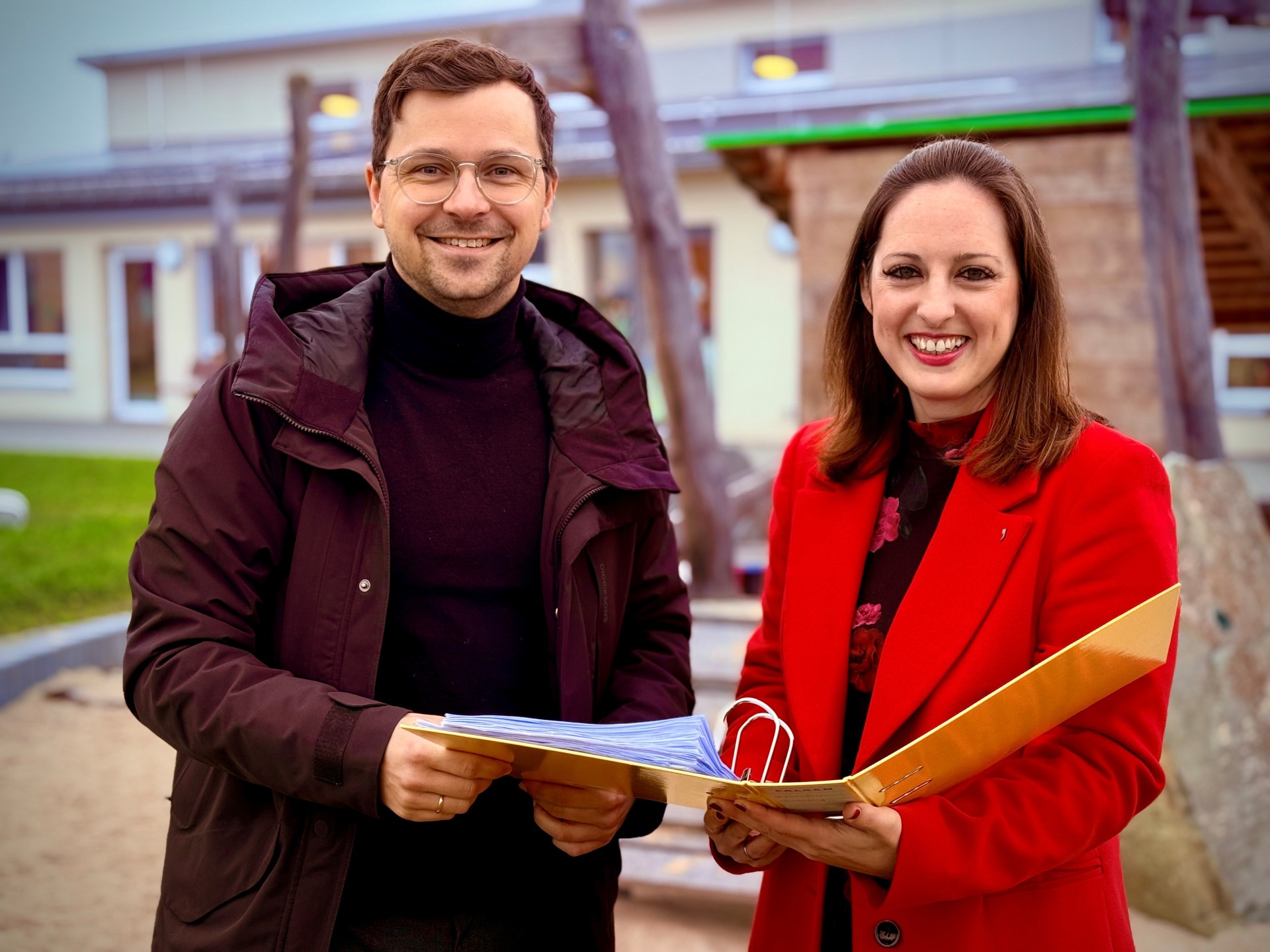 Büroleiter Martin Landgraf und Bürgermeisterin Lena Herget auf dem Spielplatz des Reichelsheimer Kindergartens