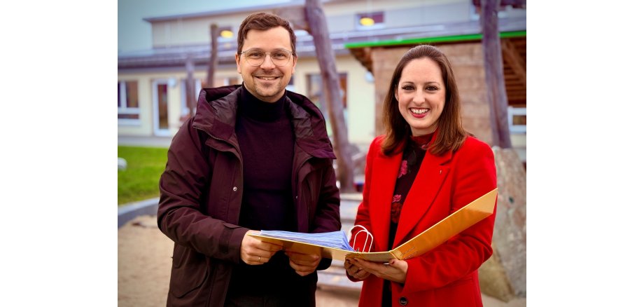 Büroleiter Martin Landgraf und Bürgermeisterin Lena Herget auf dem Spielplatz des Reichelsheimer Kindergartens