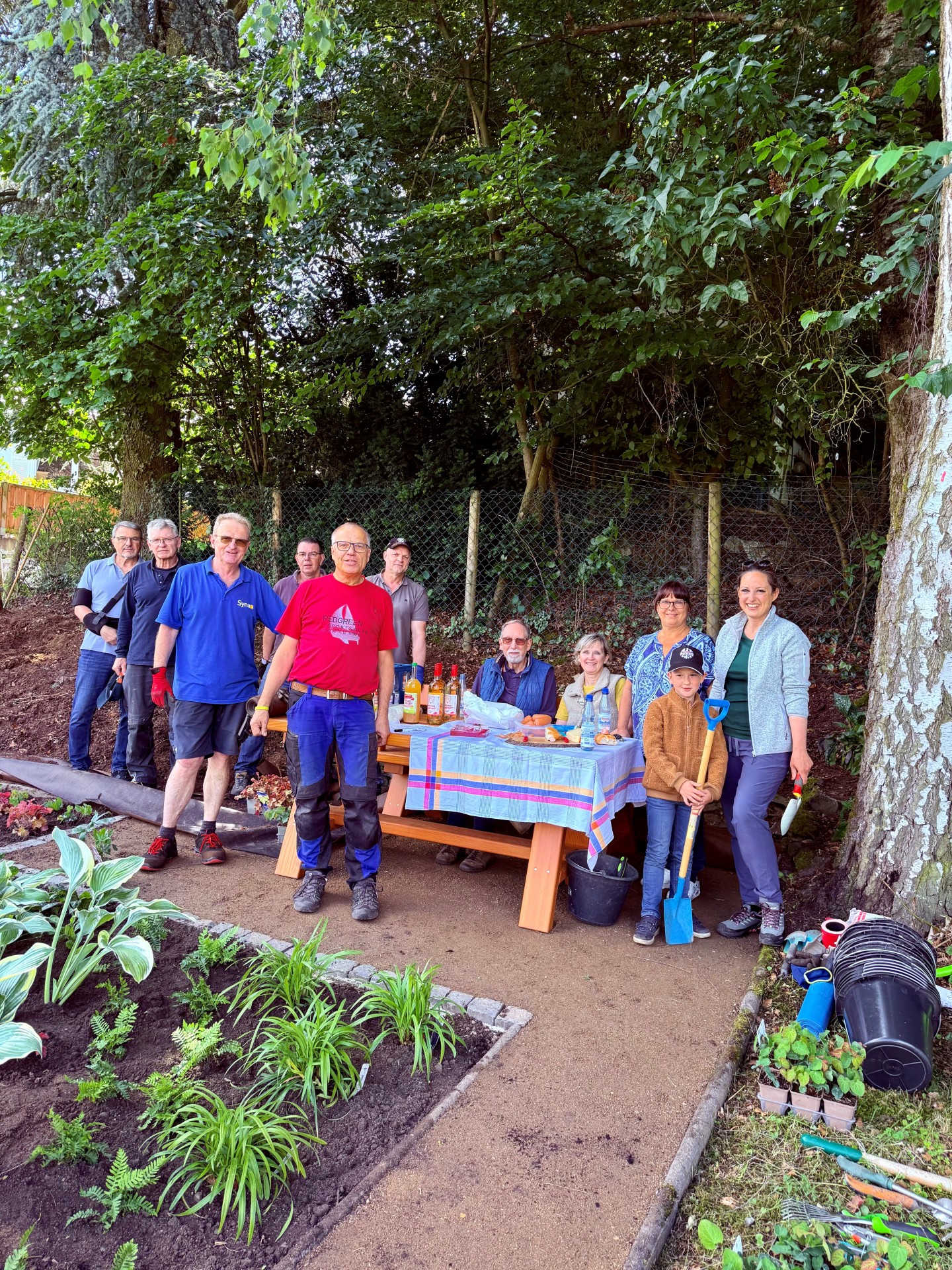 Gruppenbild der Freiwilligen zur Gestaltung des Ortseinganges