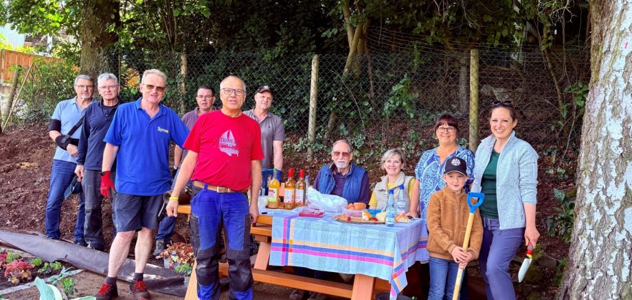 Gruppenbild der Freiwilligen zur Gestaltung des Ortseinganges