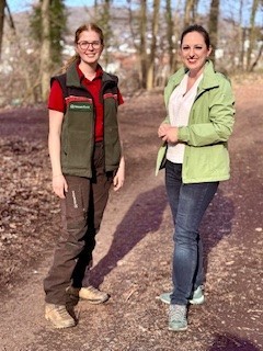 Revierförsterin Anna Lena Böhler und Bürgermeisterin Lena Herget