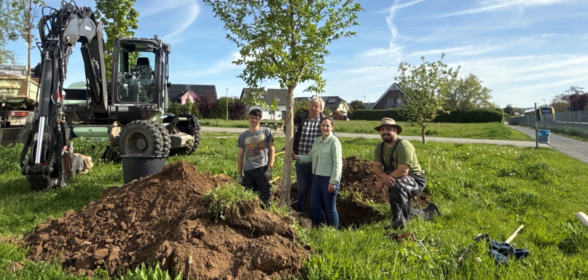 Thomas Schleser pflanzt zwei Bäume für Reichelsheim