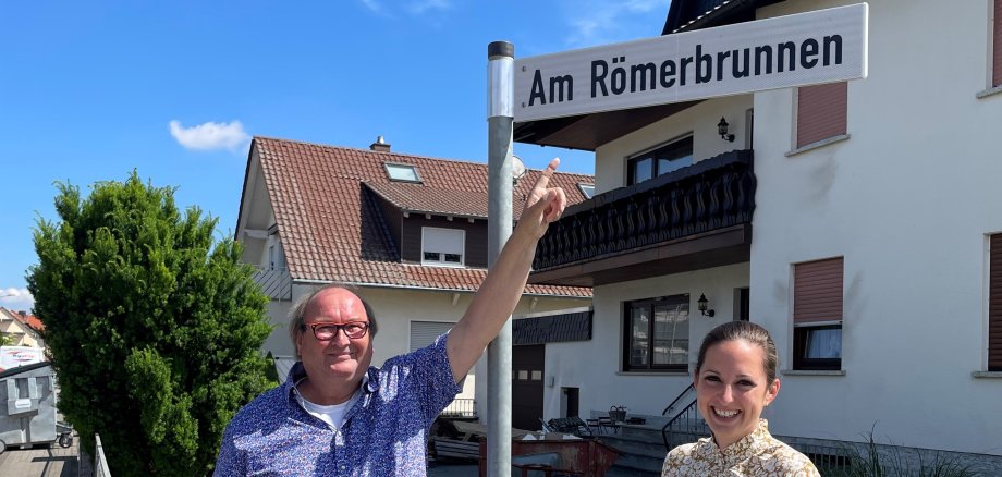 Gerhard Rack und Lena Herget-Umsonst präsentieren das neue Straßenschild