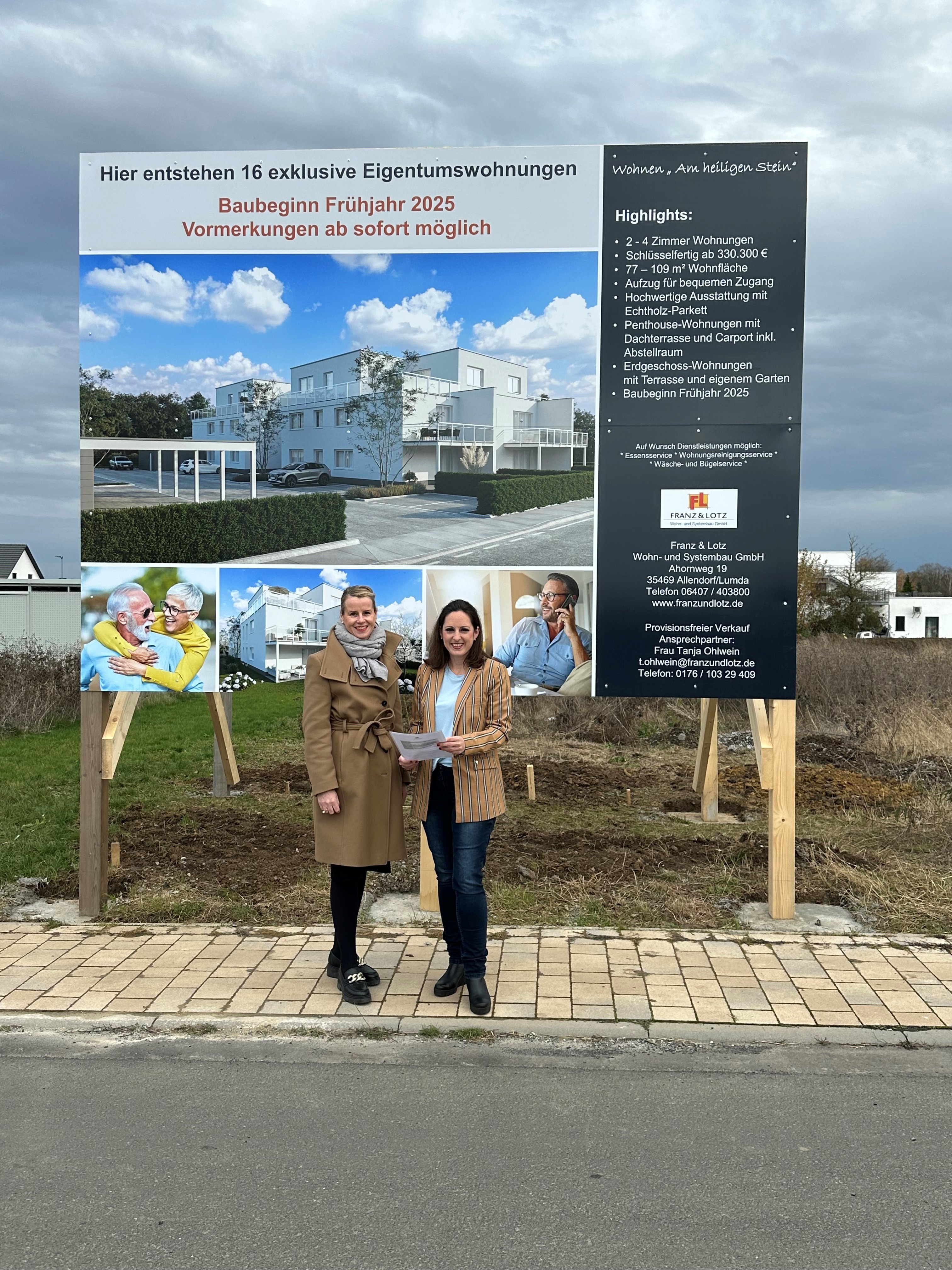 Tanja Ohlwein (l.) zeigt Bürgermeisterin Lena Herget den Standort für die neuen Eigentumswohnungen.