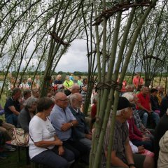 Besucher bei der Einweihungsfeier Weidenpavillon