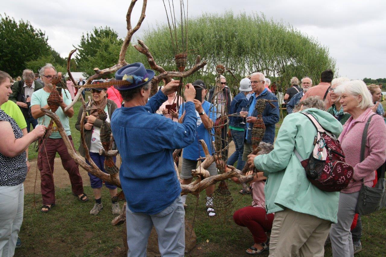 Besucher bei der Einweihungsfeier Weidenpavillon