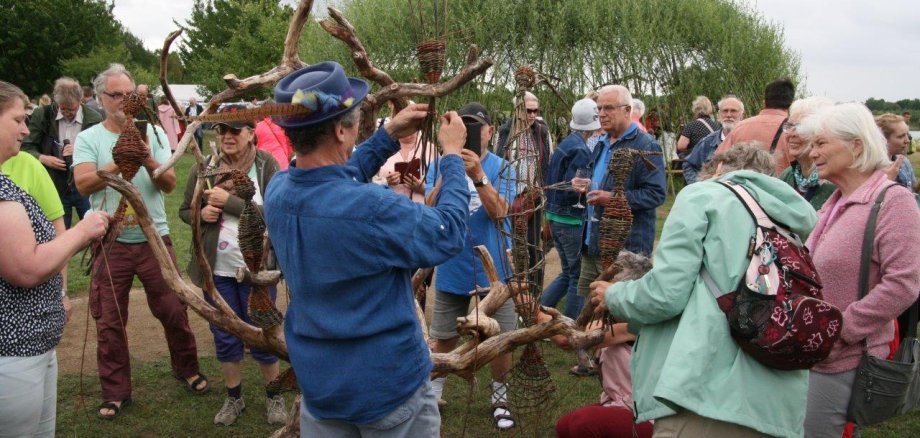 Besucher bei der Einweihungsfeier Weidenpavillon