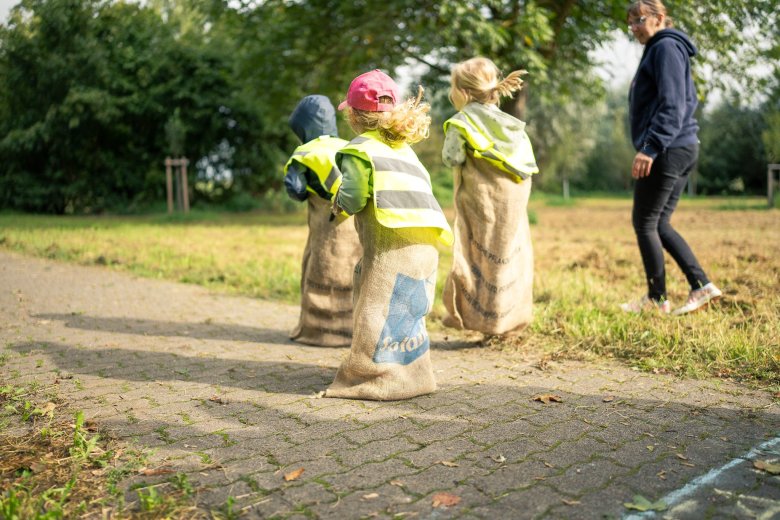 Kinder spielen Sackhüpfen
