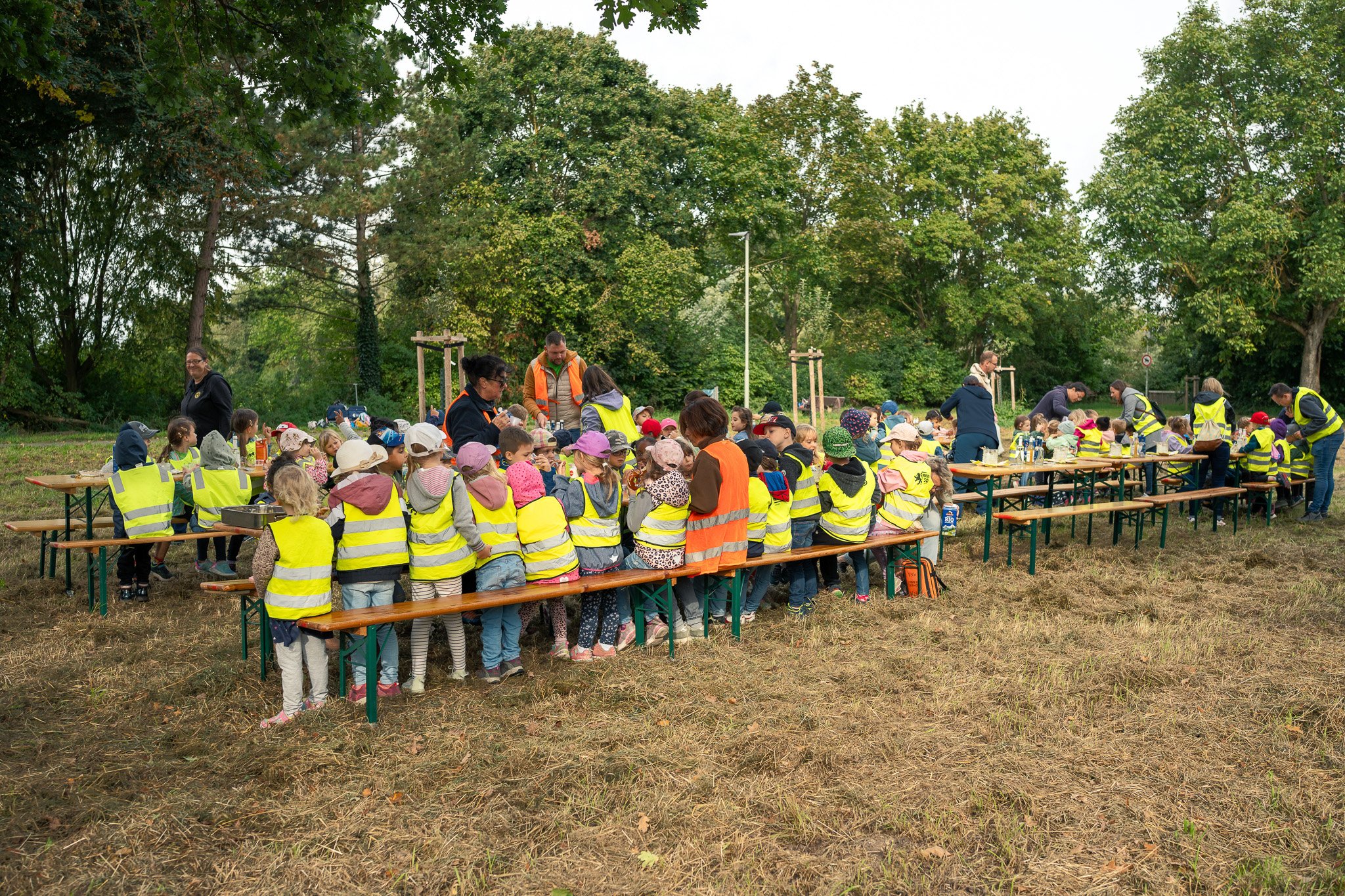 Kindergartenkinder auf der Streuobstwiese beim Frühstück
