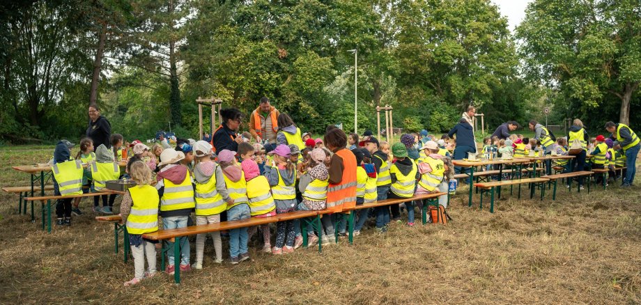 Kindergartenkinder auf der Streuobstwiese beim Frühstück