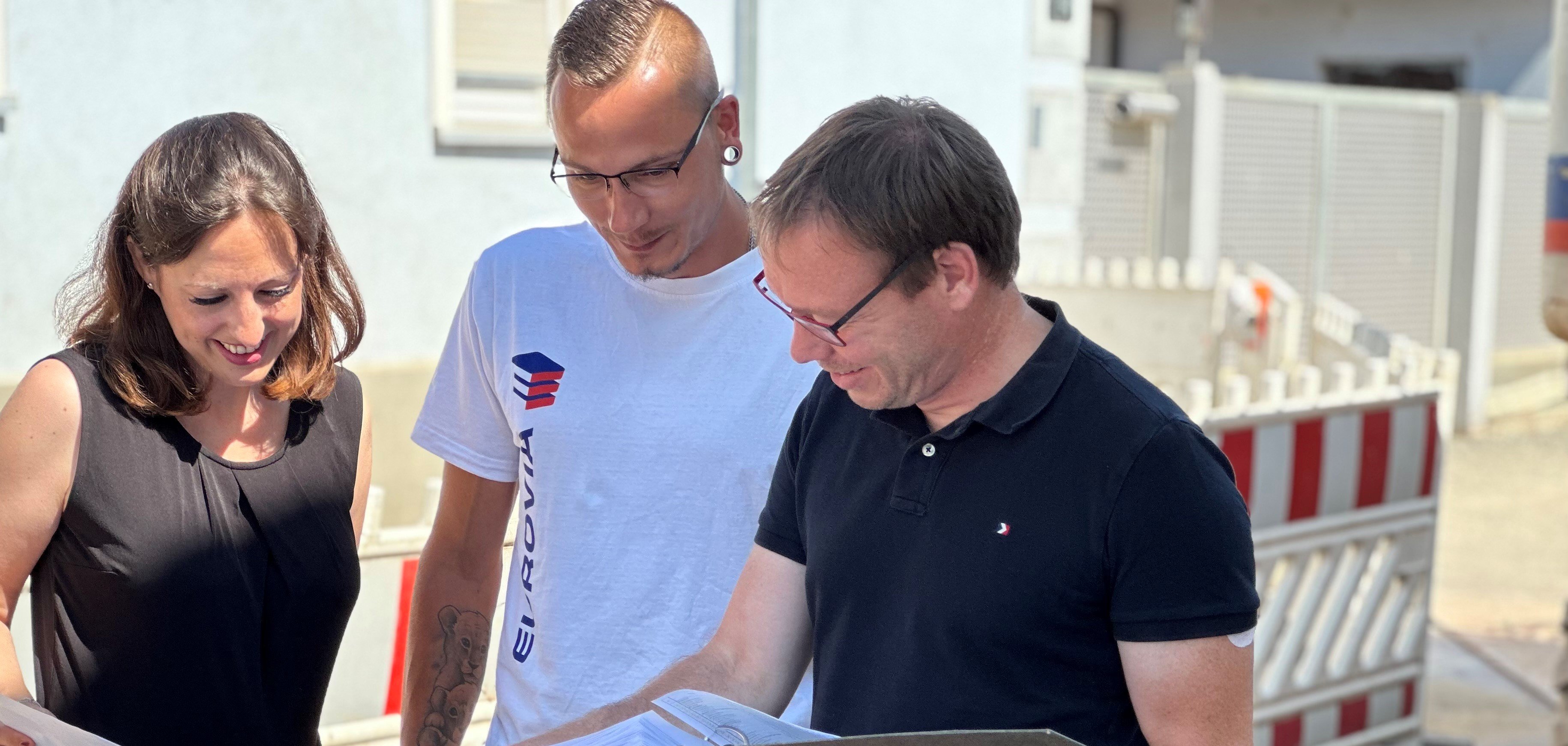 Auf dem Bild sieht man im Hintergrund eine Warnbarke somit einen kleinen Teil der Baustelle und im Vordergrund von rechts Herrn Grumbach Bauverwaltung Stad Reichelsheim, Herrn Hoffmann Firma Eurovia und Frau Bürgermeisterin Lena Herget 