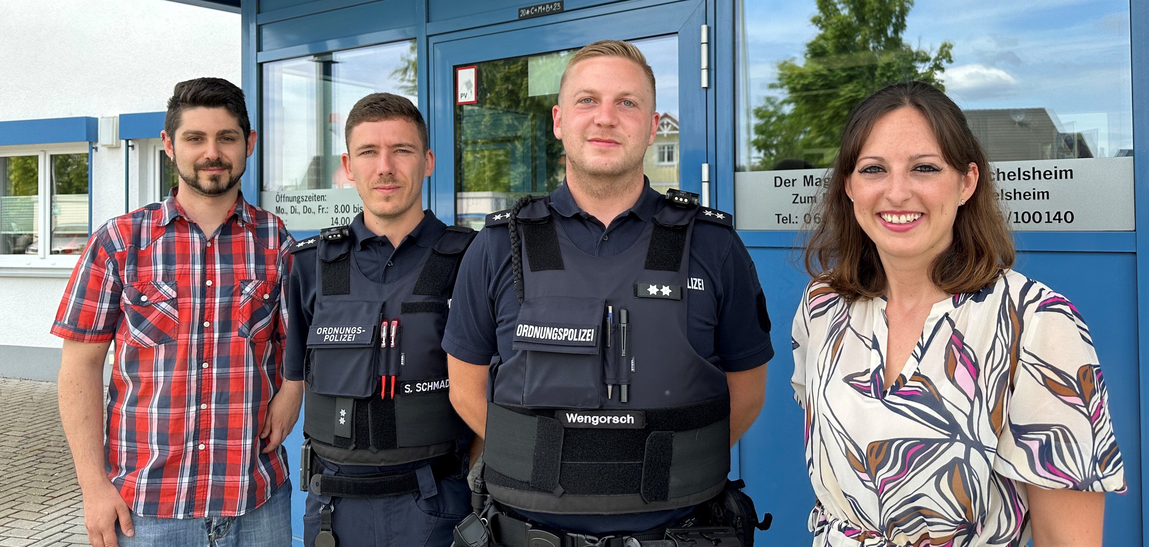 Ordnungsamtsleiter Philip D’Amico, Ordnungspolizisten Simon Schmadel und Tobias Wengorsch und Bürgermeisterin Lena Herget