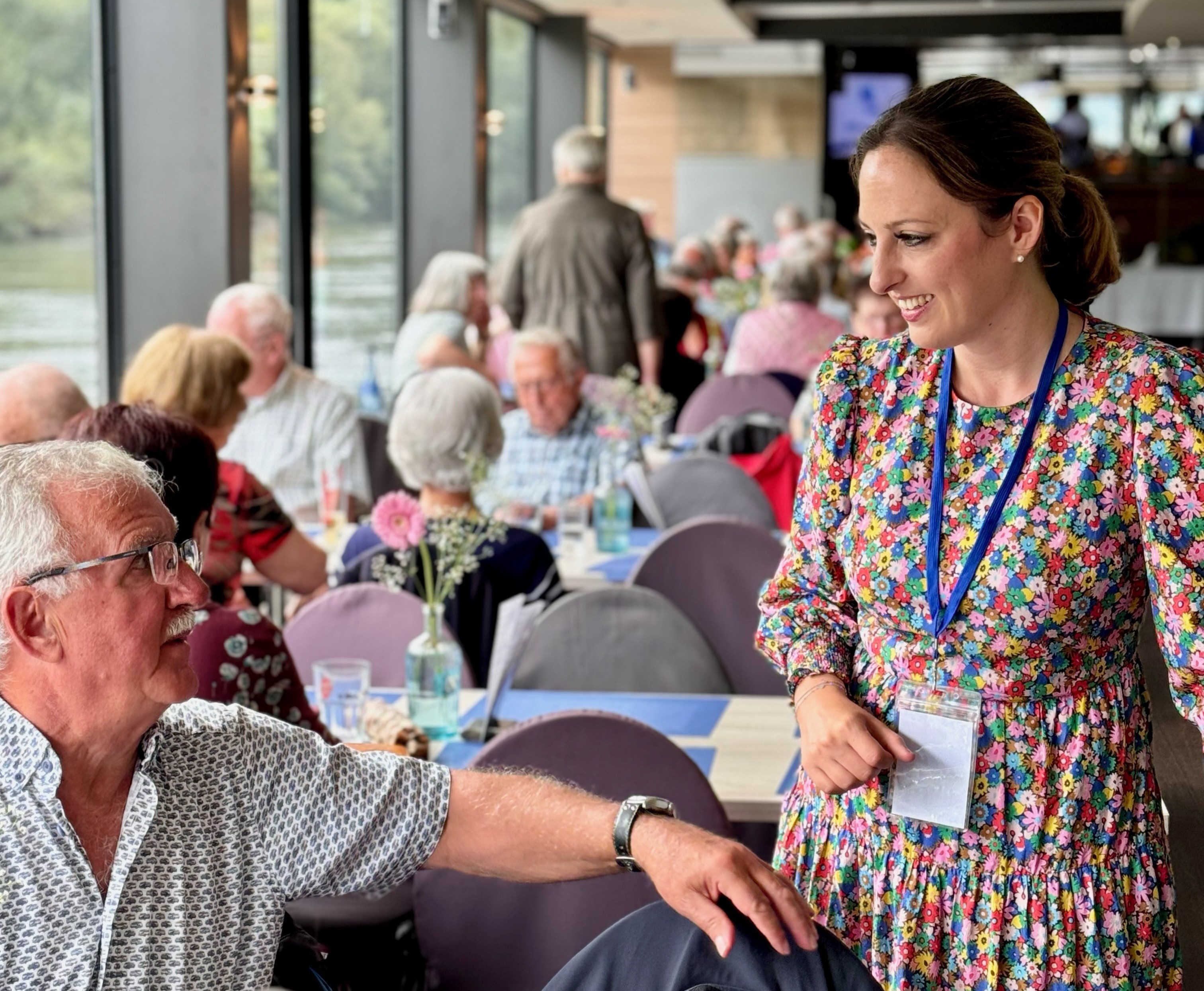 Bürgermeisterin Lena Herget im Gespräch mit einem Teilnehmer des Seniorenausfluges