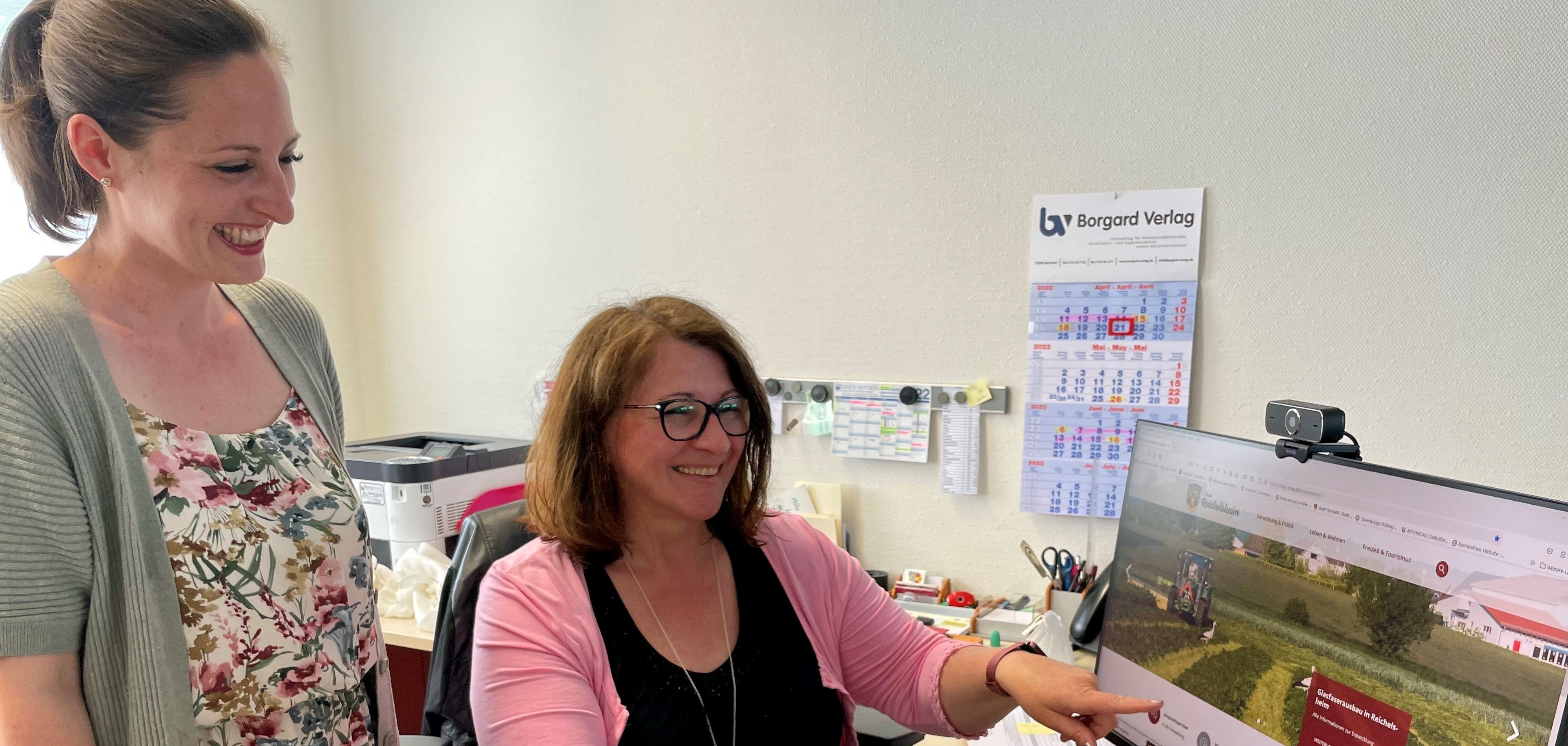 Bürgermeisterin Lena Herget-Umsonst und Projektleiterin Andrea Fourier schalten die neue Homepage frei.