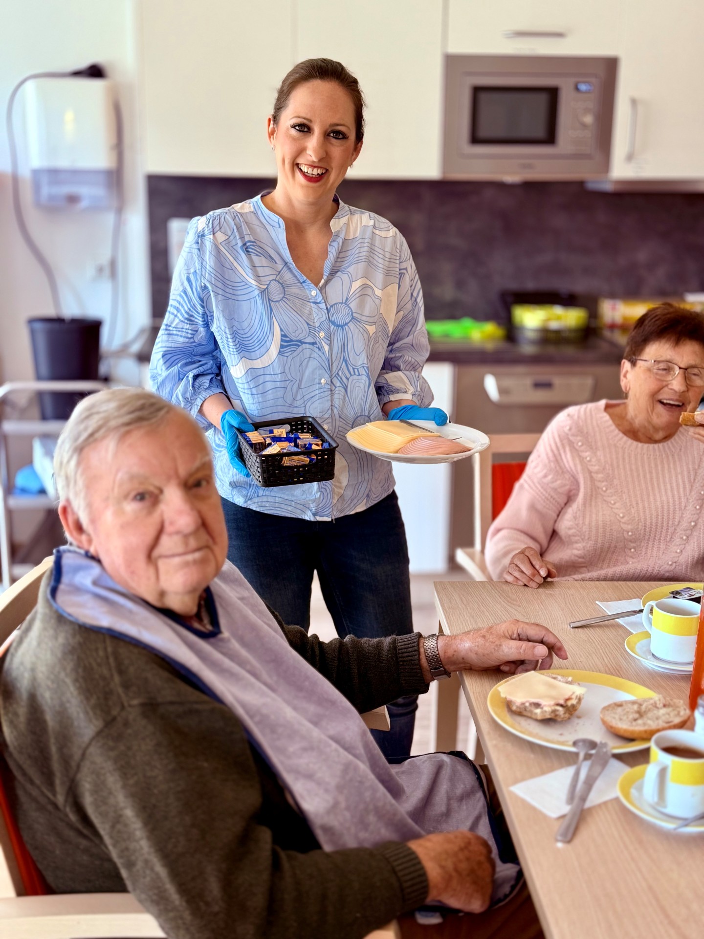 Auf dem Bild ist Frau Bürgermeisterin Lena Herget mit Tagespflegegästen der MENetatis Tagespflege Babbelstübche zu sehen. 