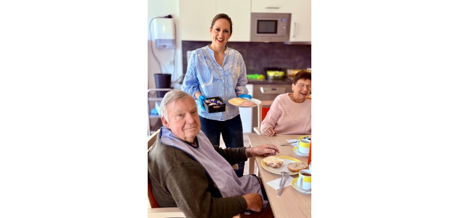 Auf dem Bild ist Frau Bürgermeisterin Lena Herget mit Tagespflegegästen der MENetatis Tagespflege Babbelstübche zu sehen. 