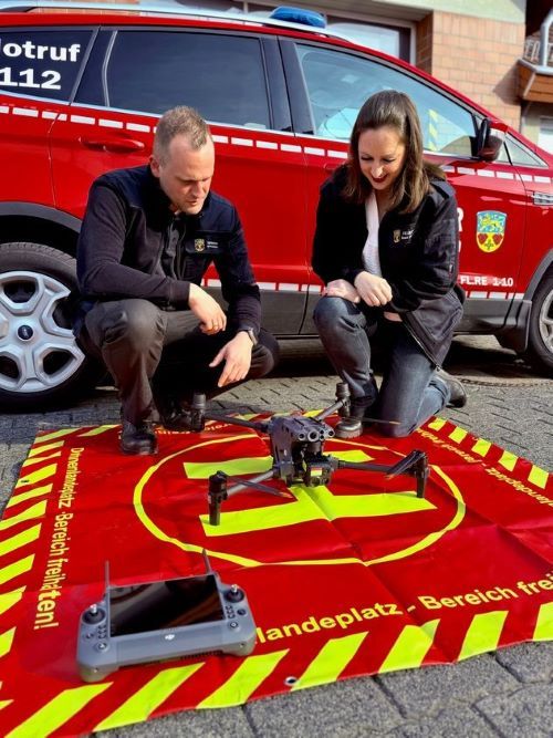 Auf dem Bild sind Frau Bürgermeisterin Lena Herget und Stadtbrandinspektor Nicklas Rodriguez Lopez mit der Drohne zu sehen. 