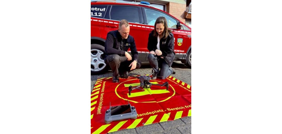 Auf dem Bild sind Frau Bürgermeisterin Lena Herget und Stadtbrandinspektor Nicklas Rodriguez Lopez mit der Drohne zu sehen. 