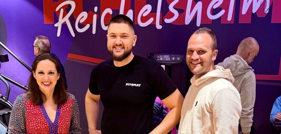 Bürgermeisterin Lena Herget, Namik Öztin (Inhaber FITOMAT Reichelsheim) und Stadtbrandinspektor Nicklas Rodriguez Lopez 