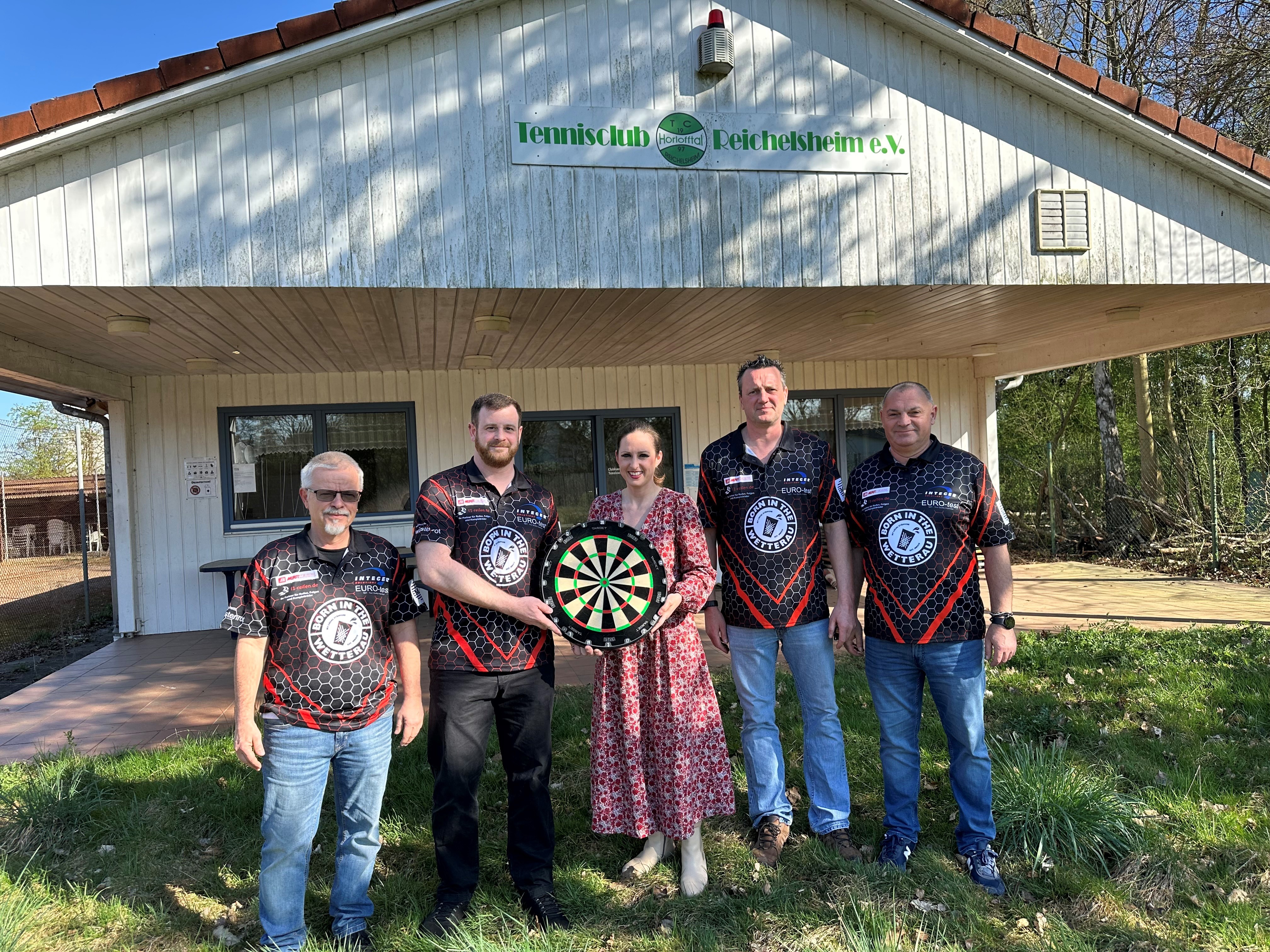 Bildunterschrift: Vertreter des Dartclub Wetterau e.V. und Bürgermeisterin Lena Herget vor dem  Vereinsheim.  Fotograf: © Stadt Reichelsheim