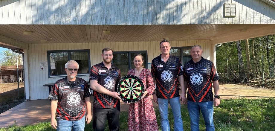 Bildunterschrift: Vertreter des Dartclub Wetterau e.V. und Bürgermeisterin Lena Herget vor dem  Vereinsheim.  Fotograf: © Stadt Reichelsheim