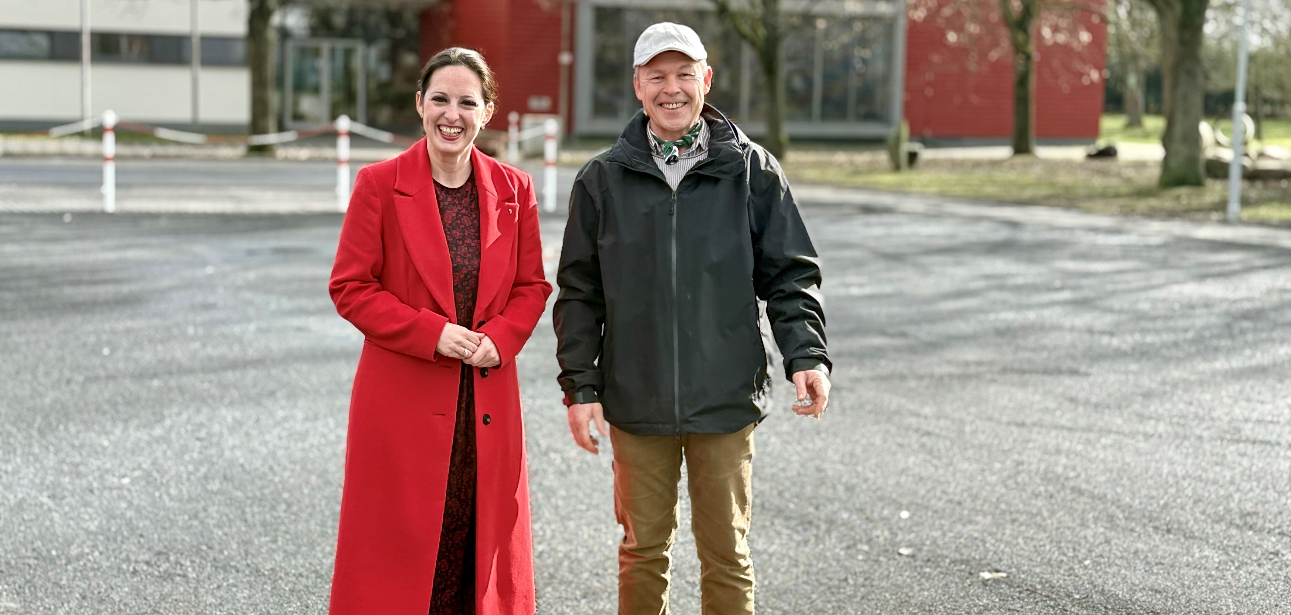 Bürgermeisterin Lena Herget und Projektverantwortlicher Stefan Bischoff freuen sich über den fertiggestellten Karl-Kempf-Platz