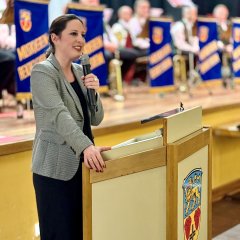 Bürgermeisterin Lena Herget hält ihre Ansprache und führt durch das Programm