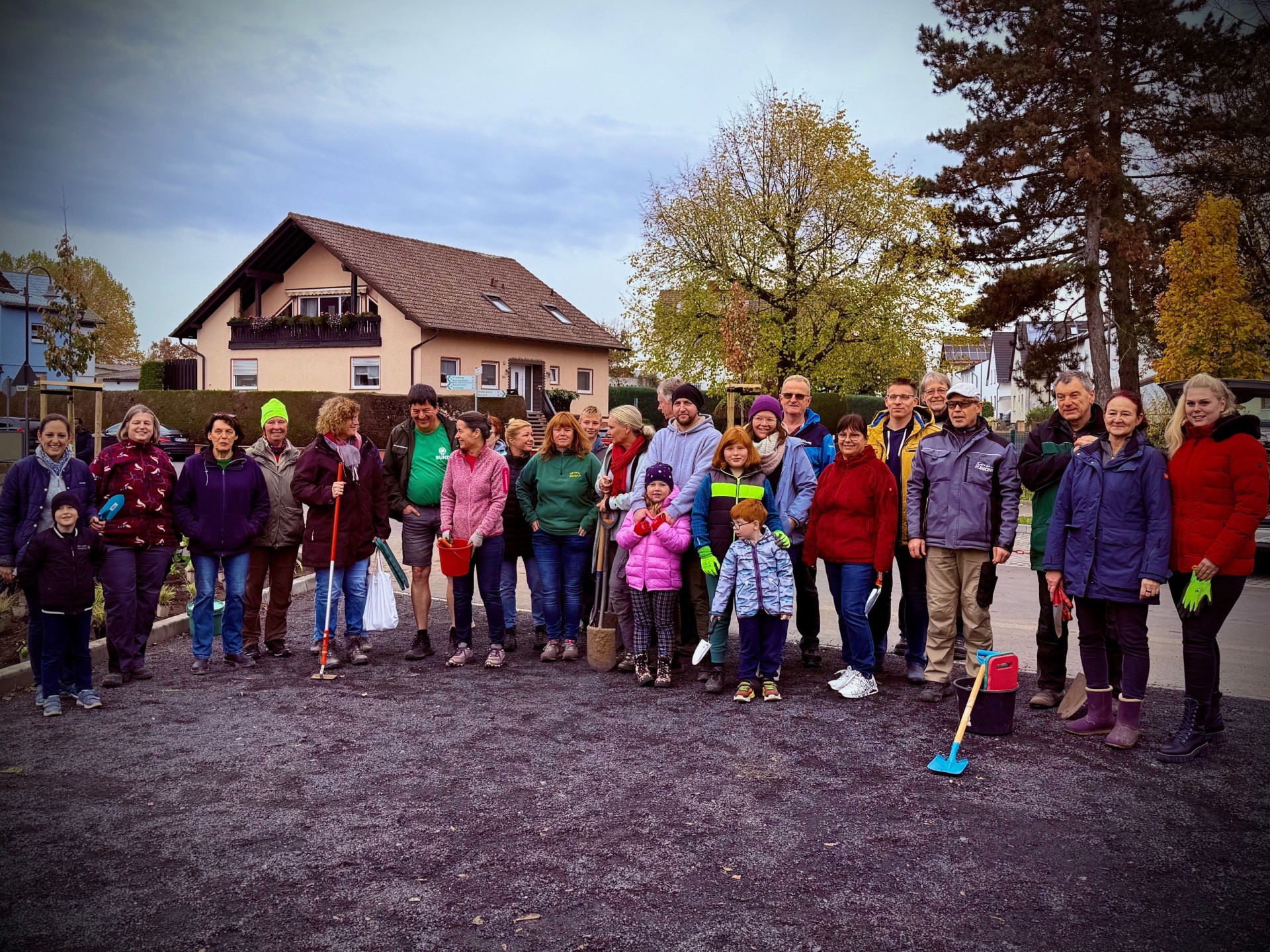 Ein Teil der zahlreichen Helferinnen und Helfer beim Beginn der Aktion in Beienheim