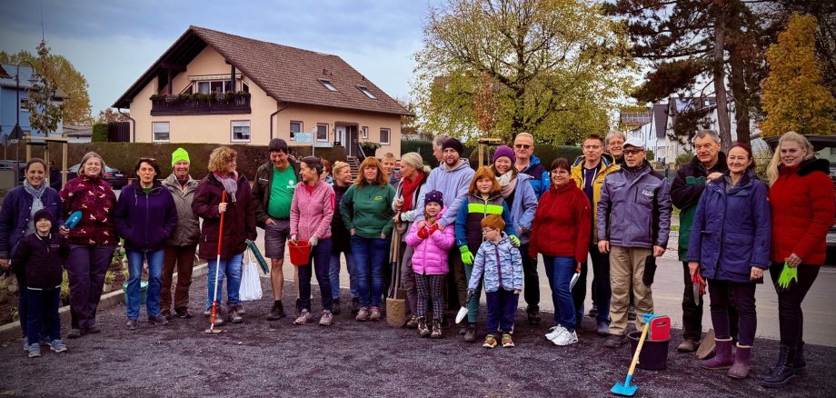 Ein Teil der zahlreichen Helferinnen und Helfer beim Beginn der Aktion in Beienheim