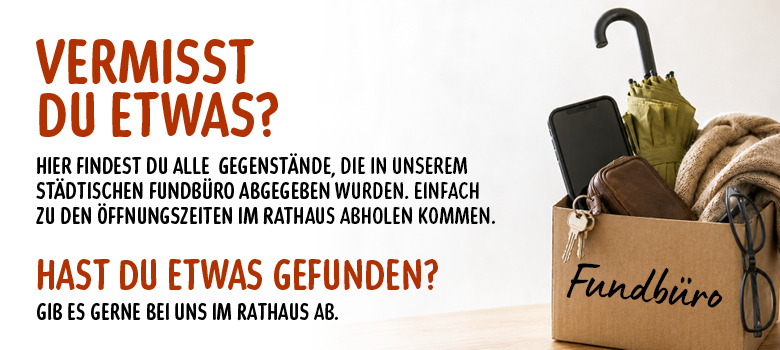 Fundbüro Eine Kiste voller Fundstücke mit dem Hinweis: Vermisst Du etwas? Hast du etwas gefunden?